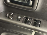 格納式リモコンドアミラーと、パワーウィンドウマスタースイッチです。車内の換気も運転席から簡単に行えます。
