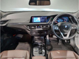 BMWの運転席はドライバーオリエンテッドという構造を採用。ドライバー目線の操作がしやすい設計になっており、ドライブ中にも目線の移動が少なく運転中にも簡単に操作ができます。