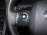 ステアリングスイッチ付きで、運転中に視線を前に向けたまま操作できます。