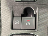 指先だけで簡単に操作が可能な電動パーキングブレーキを採用。「HOLD」スイッチを押すと、渋滞や信号待ちなどでブレーキペダルから足を離しても、ブレーキを保持するので安心です