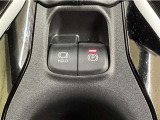 ホールド機能付電動パーキング装備です。信号待ちや坂道発進の際にとても便利な装備です。