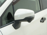 ◆ドアミラーウインカー◆ドアミラーにウインカーを装備しています。対向車に自身の進行方向を合図し安全に運転できます。