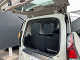 バックドアの約半分の 開閉スペースがあれば荷物を出し入れすることができるハーフバックドアを新設定。狭い駐車場などでも安心の使い勝手です。