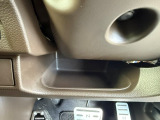 運転手の手が届きやすいステアリング下にも収納を備えております!