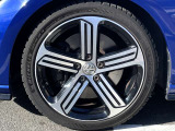 18インチ純正アルミホイール+225/40R18タイヤを装着。