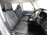 ゆったり室内で運転もしやすいです♪使い勝手の良い配置も考えられています!!