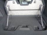 立てて運びたいビンなどの荷物を固定することができる、便利な機能。ちょっとした心ずかいですね。