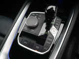【シフトノブ】BMWの高性能オートマチックは、ATセレクトレバーを左側に倒すことで、通常の「D」から「S」(スポーツ)または「M」(マニュアル)へと切り替えが可能です。
