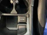 運転席からも助手席からも自由に使えるドリンクホルダー付。【アクセサリーソケット(電源ソケット)】電源からケーブルをつなげば、スマートフォンなどの電子機器の充電などを行うことができます!