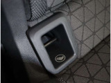 【ISOFIX】 シートと金具で強力に固定可能なISOFIXチャイルドシートに対応しており、小さなお子様の安全もしっかりと守ります。