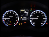視認性に優れたメーターで、夜間走行も安心して運転できます!メーター内の光度調整機能も付いております!