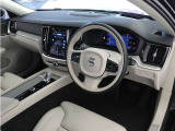インストルメントパネルは僅かに運転席側へと傾けられているほか、余計なスイッチ類を可能な限り排し、運転に集中しやすい環境を造り出しています。