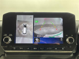 【全方位モニター】まるでクルマを真上から見下ろしたかのような視点で駐車をサポートします!クルマの斜め後ろや真横など、前後左右の4つのカメラの映像が合成されて、モニターに映し出されます。