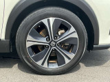 スタイリッシュな純正アルミホイールです。シャープなデザインが車両のデザインとマッチしています。