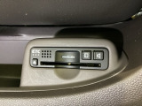 ハンドルの右下にETCがついています。高速道路の料金所の通過も楽々です。 カードの取り出しもしやすい場所についています。