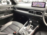 ドライバーが心に余裕をもって運転に集中できること、助手席や後席からもすっきりと前を見通せる空間の起点となり、全員が安心してドライブを楽しめることをモットーにシンプルなレイアウトとなっています。