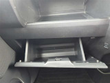 [便利な収納スペース!] グローブボックス装備。車検証や取扱説明書、小物類をすっきり収納できます!