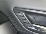 シートメモリー機能装備付きです。シートの位置をそれぞれ記憶しておく事ができるので、ご家族や、複数の方で車を乗られるオーナー様には、便利な機能です。