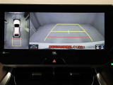 パノラミックビューモニターを装備。駐車場や交差点でクルマを真上から見るように周囲を確認できます。機能の詳細は販売店スタッフまでおたずねください。