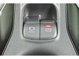 【電動パーキングブレーキ】パーキングブレーキは便利な電動式!ボタン一つで操作でき、アクセルを踏めば自動で解除されます、レバーやペダルが無いので運転席廻りもすっきりしますね