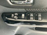 運転席のスイッチで全てのウィンドウの開閉操作を行うことができます。ロックボタンをONにしておくと、運転席以外のウィンドウは作動しないのでお子様を乗せているときなども安心ですね♪