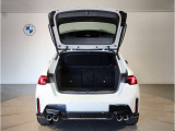 BMWではスペアタイヤが非搭載となるため、スペースは拡大されており、収納スペースとして利用可能。トランクの下にも収納スペースがあり、意外と役に立つスペースでございます。