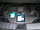 【パンク修理キット】・・・応急用タイヤに代わってパンク修理キットが装備されています。 タイヤ内部に専用修理液と空気を注入する応急処理用。(側面のパンクは非対応)