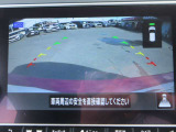 ナビ画面にアラウンドビュ-モニタ-(リアワイド)の映像を映し出しています。  狭い場所での車庫入れをサポ-トしてくれる便利アイテムです。