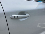 スマートキーを所持している状態でロックボタンを押すと、車両すべてのドアの解錠や施錠を行うことが出来ます。
