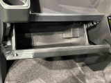 小物が収納できる運転席側インパネアッパーボックス。 ボックス内にはUSBソケットが一口。