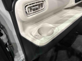 助手席側にも(前席/掘り込み式)ホットカップホルダー☆保温付で温活が車内でも実現♪600mlのペットボトルまで対応しておりスイッチ1つで温かい飲み物は保温を、冷たい飲み物は常温にしてくれます