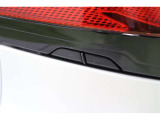 パワーバックドアの開閉スイッチが車両側面両側に配置されています。車両の横に立って操作できることで、後ずさりすることなくドア開度を確認しながら、任意の位置で安全に停止させることができます。