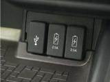 ◆USBチャージャー、12Vの電源ソケット◆使いやすい場所に装備されています。
