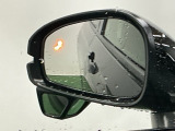 ブラインドスポットインフォメーションは走行中、斜め後ろに車両を感知すると、ドアミラー上のマークを点灯してお知らせします