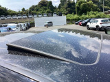 開放感や換気機能、車内の明るさを向上させ、チルトアップやスライド開閉が可能。