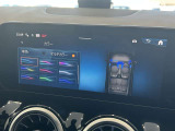 【アンビエントライト】64色の中から、ドア、ダッシュボード、センターコンソールなどのLEDの間接照明が車内空間を上質に彩り、ラグジュアリーな雰囲気を演出します。