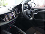 内装はシンプルに使い勝手を考え作られています。お車を運転する感覚をダイレクトに体感して頂けます。室内も広くロングドライブにも快適にお過ごしいただけます。