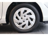 純正のホイールキャップが足元を飾ります!タイヤサイズは185/60R15を装備しております!!