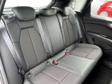 体を支えるためにシートを硬めにしております。長時間の運転でも疲れにくいように、サポート力重視で設計されております。