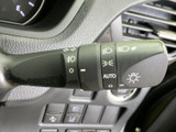 コンパクトで操作しやすいウインカーレバー。安全確認をサポートし、スムーズな車線変更に役立ちます。