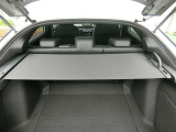 巻き取り型のカーゴエリアカバー。扱いやすい横引きタイプ、取り外すことも可能です。