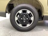 純正アルミホイールです。車にぴったりなデザインで、足元がおしゃれに♪また、スチールホイールに比べ軽いので、車の燃費も良くなりますよ!
