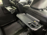 【格納式シートバックテーブル(運転席/助手席)】 物が落ちにくいふち高テーブルはタブレットが立てかけられ、お子さま用のマグカップや500mlの紙パックが入るカップホルダーも備えています。