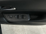 運転席のスイッチで全てのウィンドウの開閉操作を行うことができます。ロックボタンをONにしておくと、運転席以外のウィンドウは作動しないのでお子様を乗せているときなども安心ですね♪