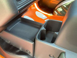 運転席と助手席の間にもドリンクホルダー付き!