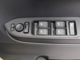 パワーウィンドウと電動ドアミラーのスイッチ。コンパクトにまとまって配置されていて使いやすいですよ。
