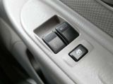 運転席側はワンタッチで全開閉できるAUTO機能を備え、操作性に優れています。誤作動を防ぐウィンドウロックスイッチも配置され安心です。