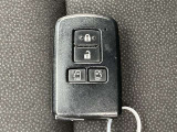 ドアの開閉時、両手が荷物で塞がっている時はキーレスでのカギの解除が大変ですよね。スマートキーはポケットやバッグに入れておけば、ノブに触れただけでロックの解除が可能です。とても便利な機能です