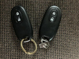 スマートキーを装備しています☆カギをカバンやポケットに入れて頂いた状態でドアロックの開閉やエンジンスタートをして頂けますよ!とても便利な装備です!