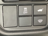 ハンドルの右下にHondaセンシング用のVSA解除スイッチとパワーテールゲートスイッチがついています。パワーテールゲートスイッチは車内からでもテールゲートの開け閉めを電動でできます。